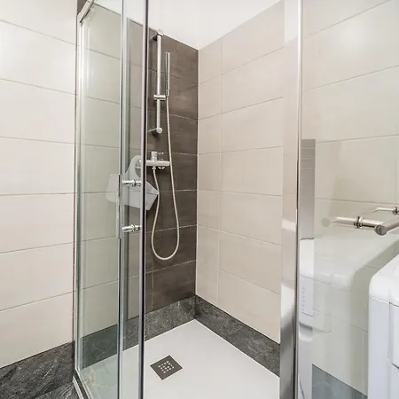 Columbia Da Rocha Apartment